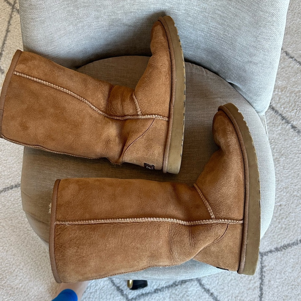 Ugg Classic Shearling Lined Boot in good used condition - Picture 8 of 13